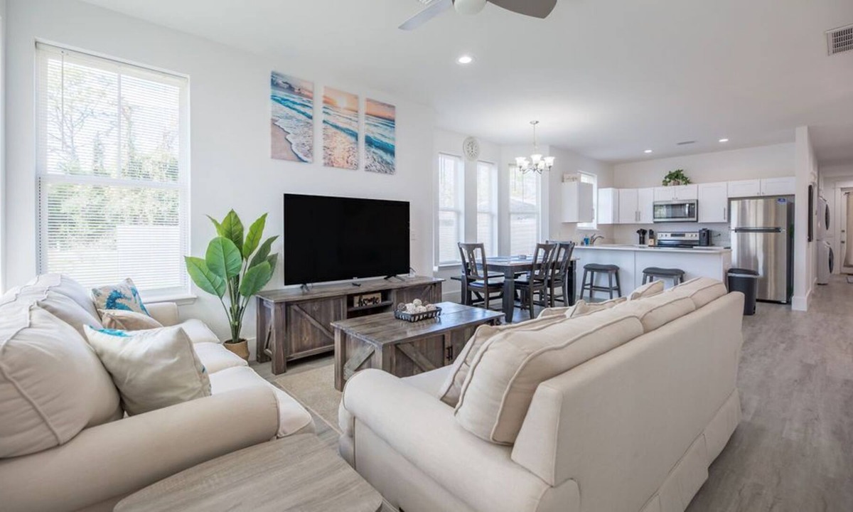 Upper Grand Lagoon House | NEW Pet friendly house-Close to beach and attractions