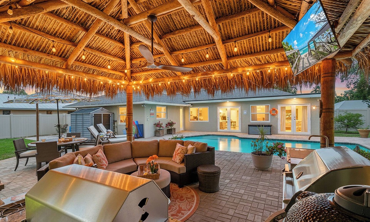 North Palm Beach House | (NEW) Tiki Palm House | Poolside Chef’s Kitchen