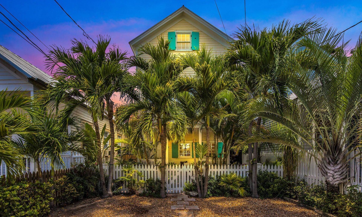 Old Town House | New Years special in gorgeous Bahama Village 4Bd 4.5 Ba all ensuite, 2x parking!