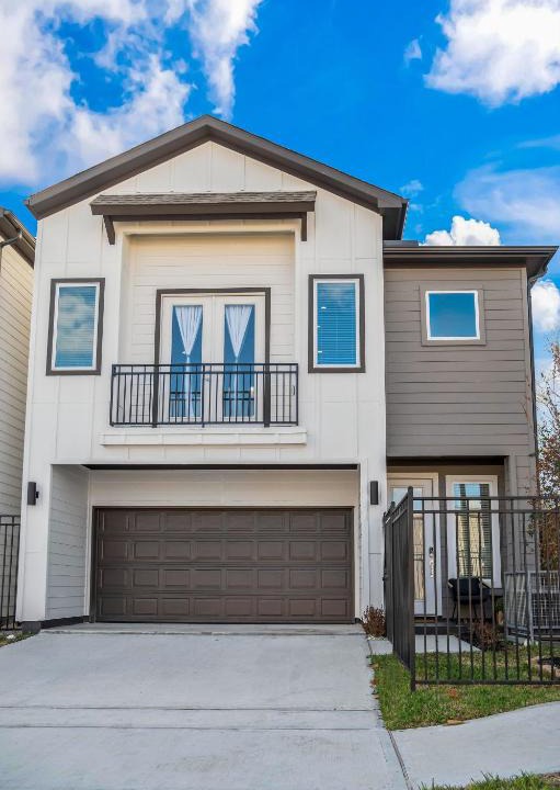 Greater Heights House | Newly Built Glamorous Townhome Downtown with FREE Airport Ride