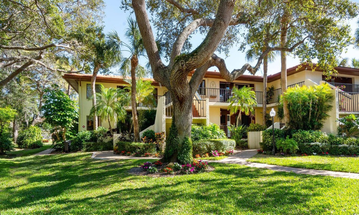 Trailer Estates Condo | Newly Listed! Peaceful Condo in Sarasota Bay