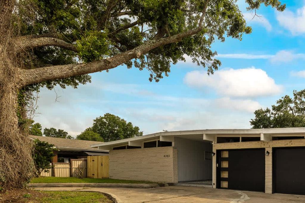Port Arthur House | Newly Renovated 6BR 3BA Port Arthur Home with Hot Tub