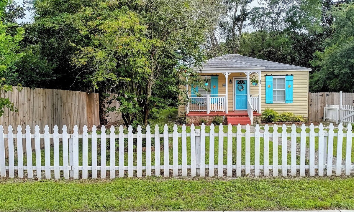 Warrington Cottage | nHalloween family getaway: hidden gem/jacuzzi tub/pet friendly/.Mins. from NAS