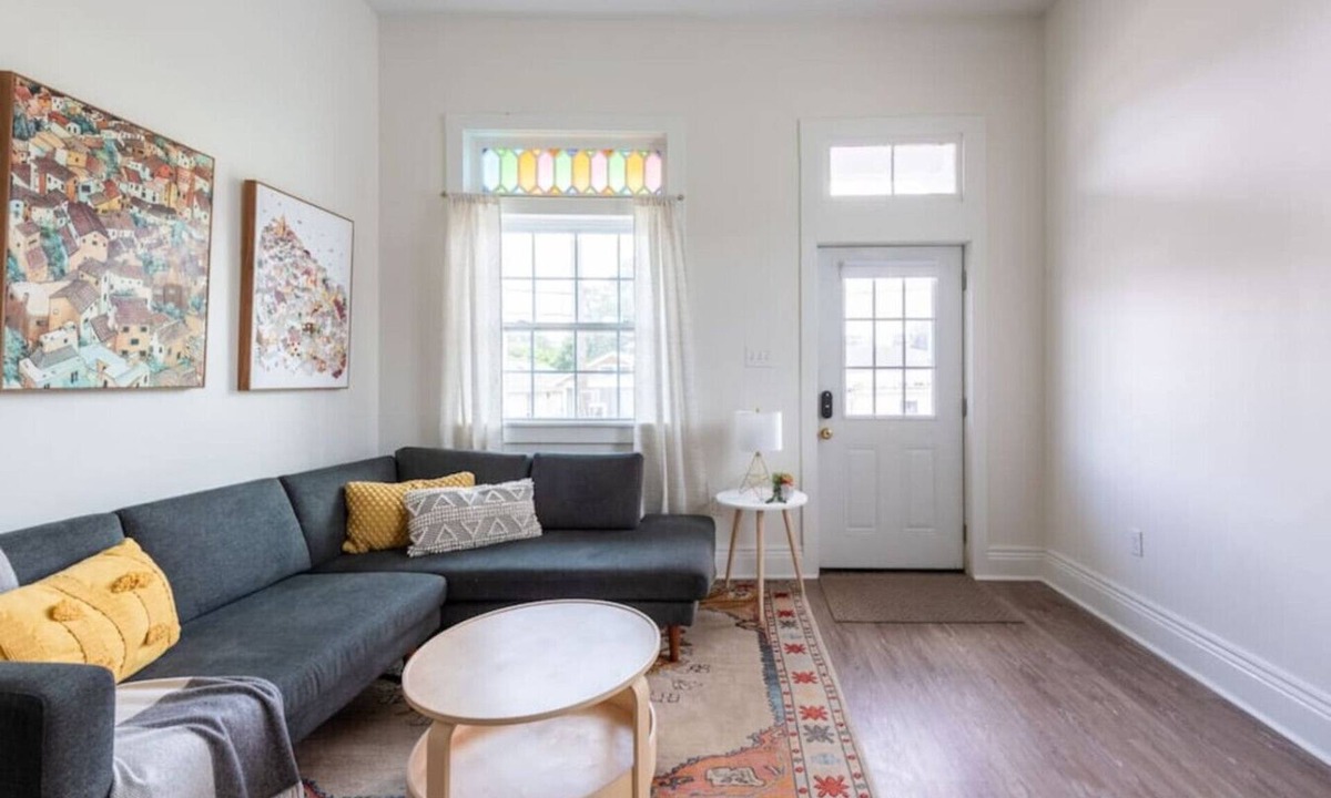 Leonidas House | Oak St Corridor | 4 Blocks to Streetcar, Parking