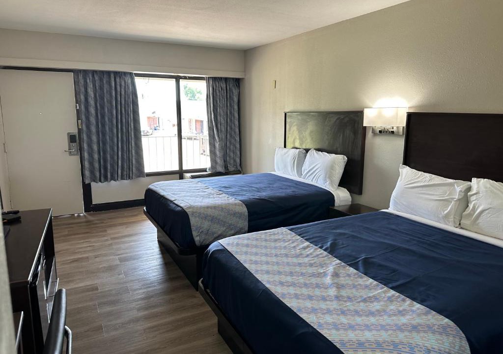 Oakdale Hotel | Oakwood Inn