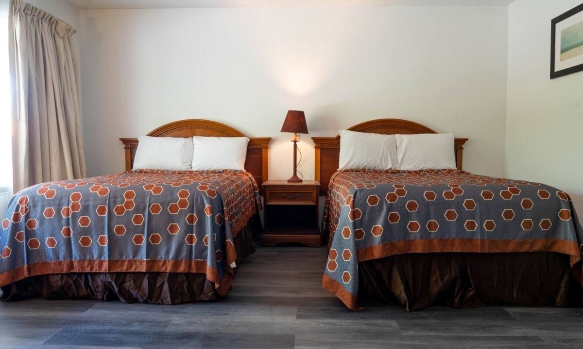 Ocala Hotel | Ocala I-75 Family Fun Basecamp! Non-Smoking Room w/Free Breakfast