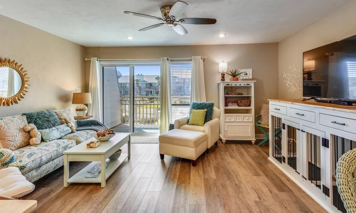 East End Condo | OCEAN MILE E6 IS IMPECCABLY REMODELED AND READY FOR YOUR FAMILY!