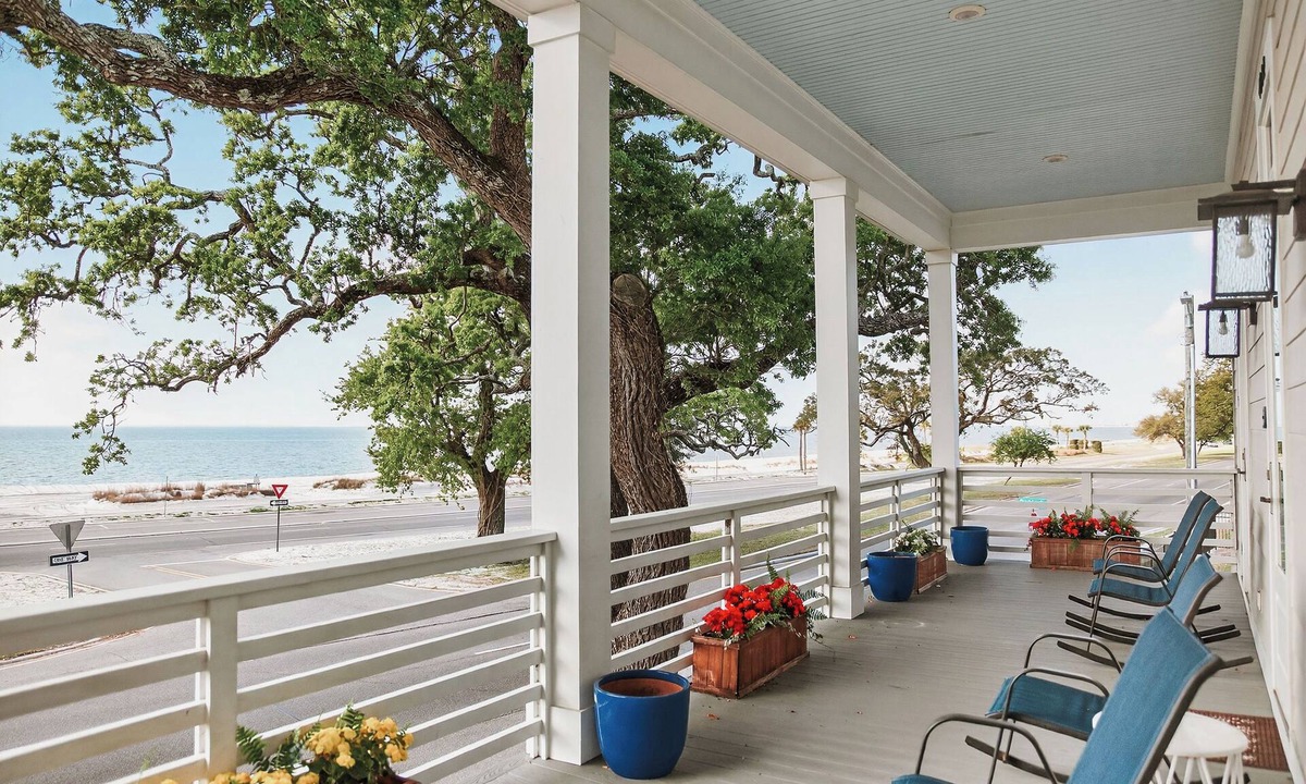 Gulfport House | Oceanfront Beach Retreat/11 Beds/Sleeps 18/Gulfport