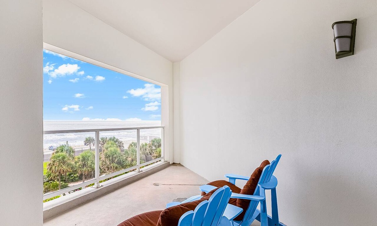 Galveston Condo | Oceanfront retreat with luxury pools, hot tub, lazy river, game room & balcony