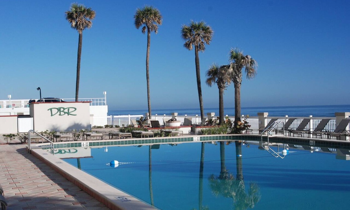 Ortona Park Condo | Oceanview Studio Private Balcony Walk to Beach