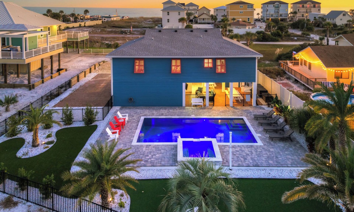 Tang-O-Mar House | Old Florida Charm. Private Beach, Private Pool, Putting Green, 4 Bikes!