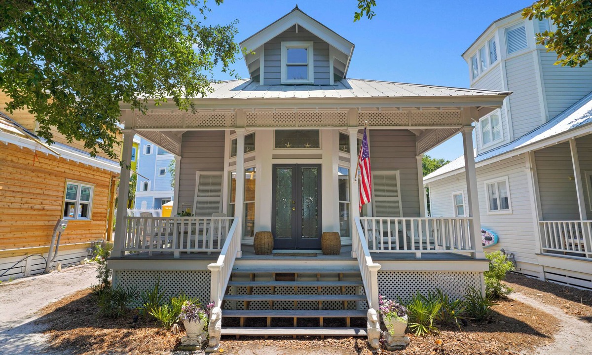 Seaside House | Only 2 Min Walk to Seaside Private Beaches! Renovated home + 2 Adult Bikes!