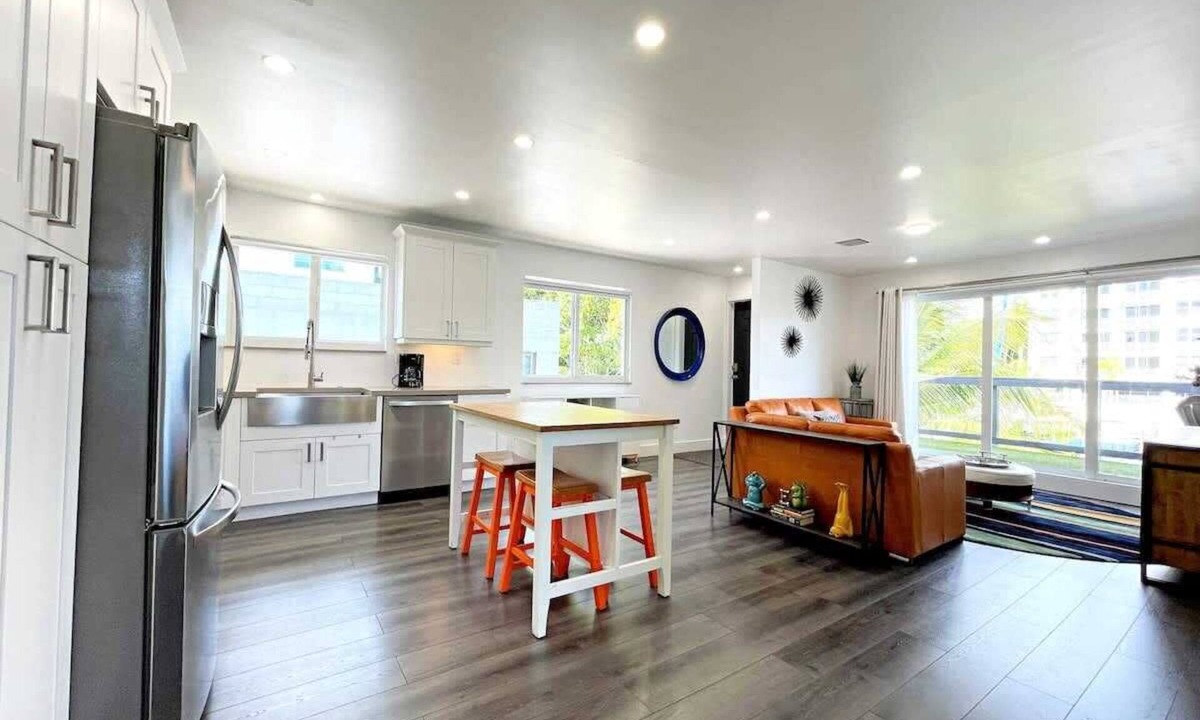 Hendricks and Venice Isles Apartment | Orange Dream in the Sky