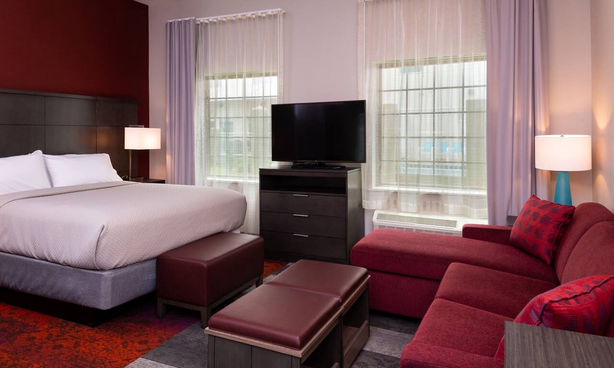 Lake Charles Apartment | Outdoor Pool. Free Breakfast. Cozy Queen Studio.