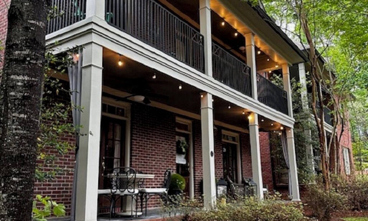 Oxford House | Oxford Square but a few steps away in Camilla Park! Cozy Oxford Retreat