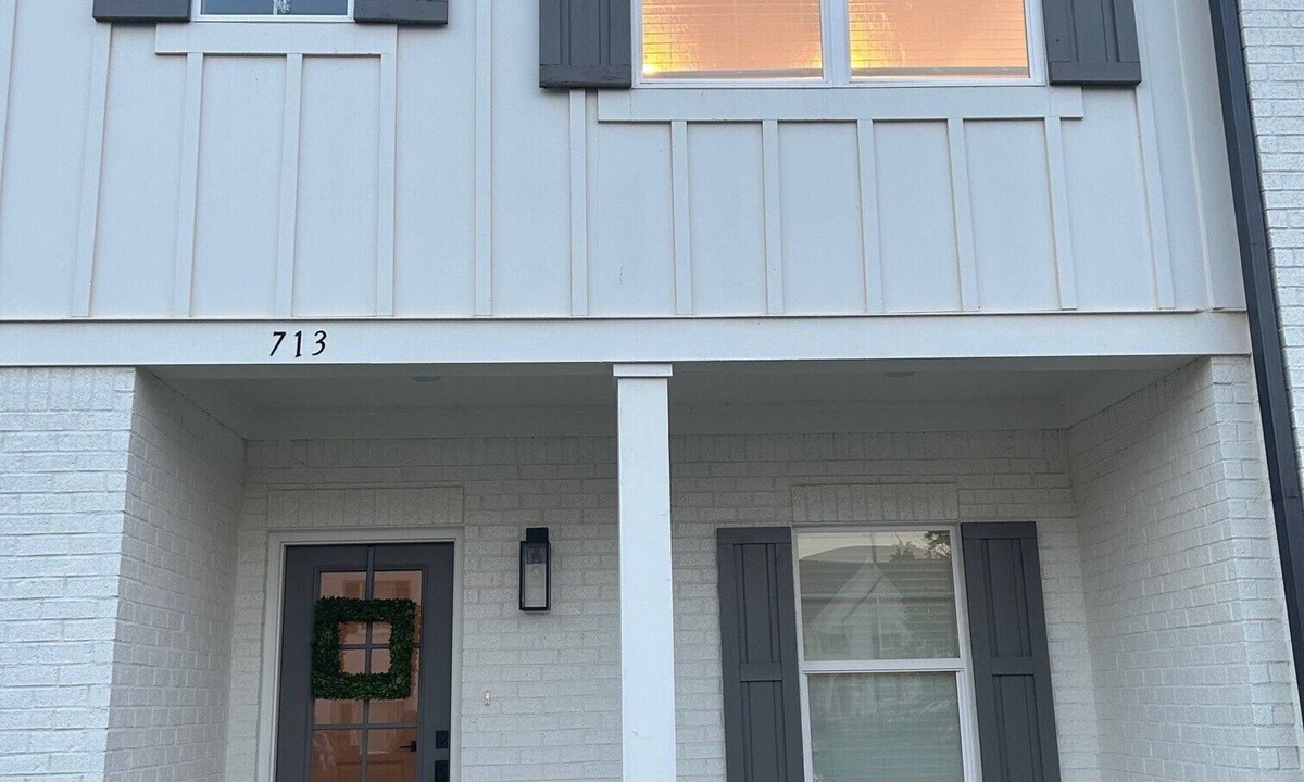 Oxford Condo | Oxford Townhome, 3 Master Suites, Minutes to Campus & Square!