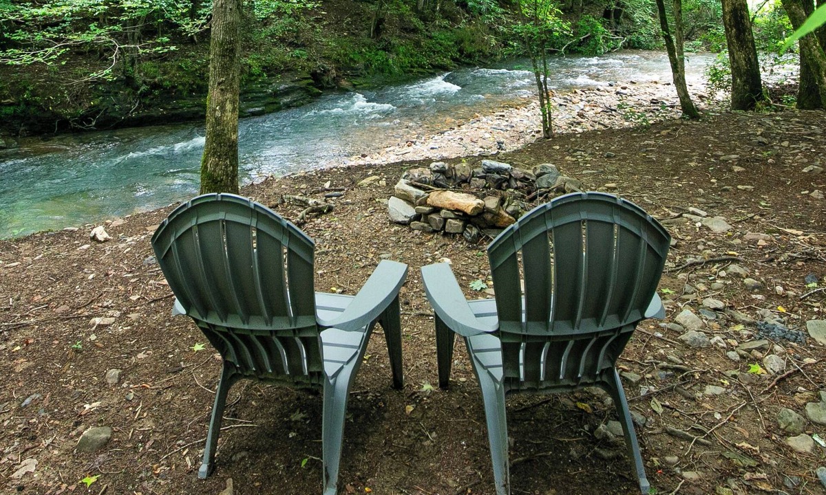 Jones Mills Cabin | Pam's Treehouse Cabin #1-A favorite treehouse right on a creek!
