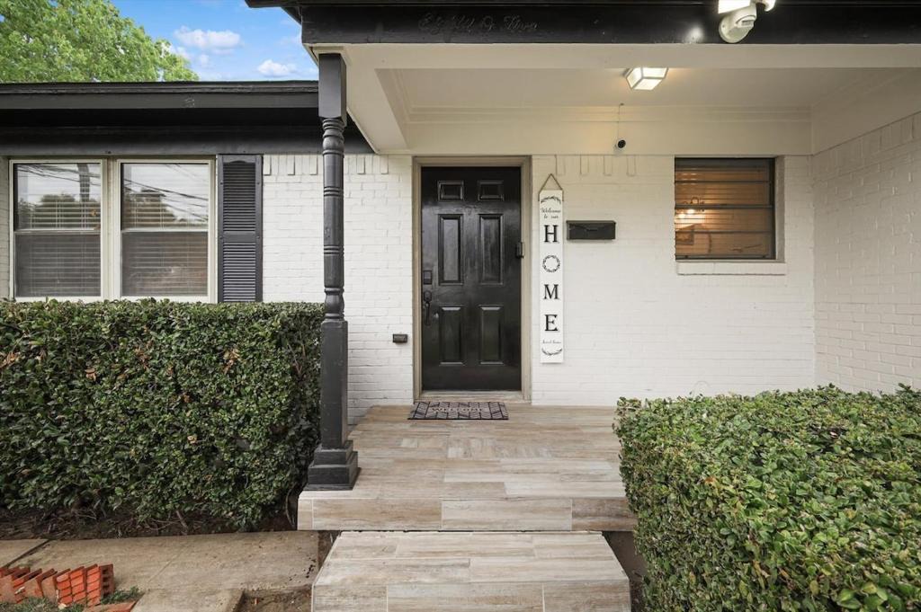White Rock Hills House | Panoramic 4BR 3BA Holiday Home with Pool, Grill, Sauna & Game Room