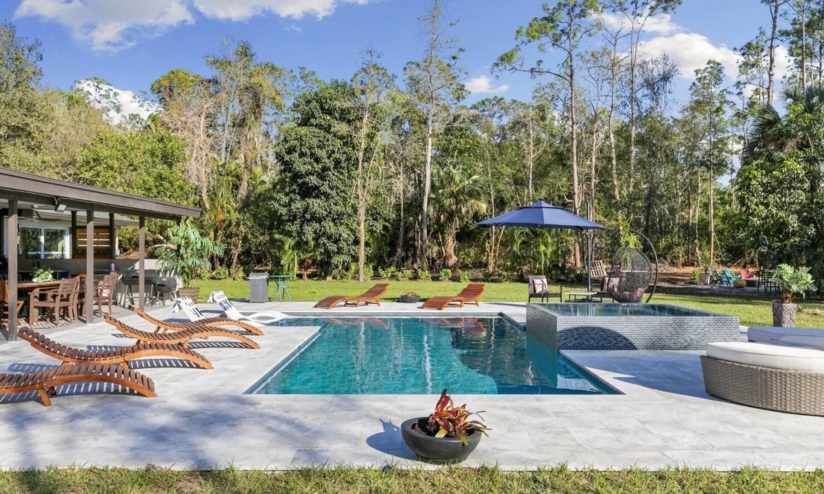Naples House | Paradise Escape: Luxe Pool 7BR Villa -10 Min to Beach & DT - 3900ft2 -PickelBall