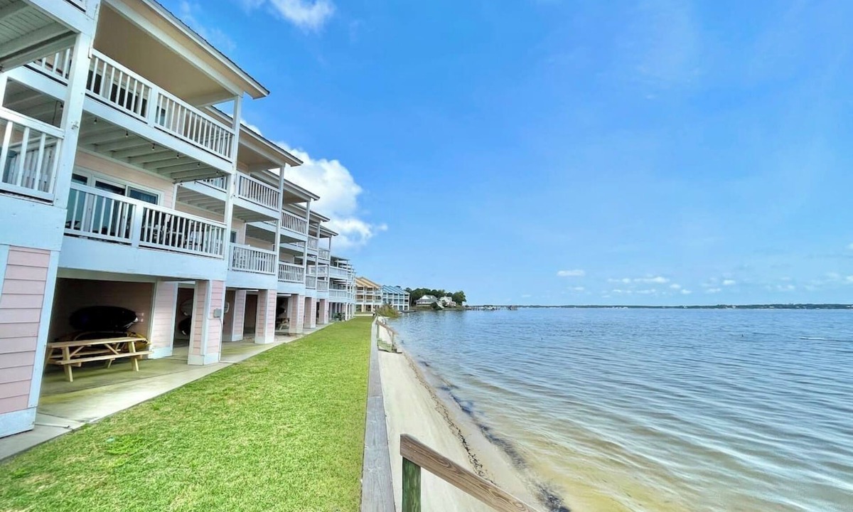 Innerarity Townhomes House | Paradise Point: Waterfront Unit with 2 Kayaks!