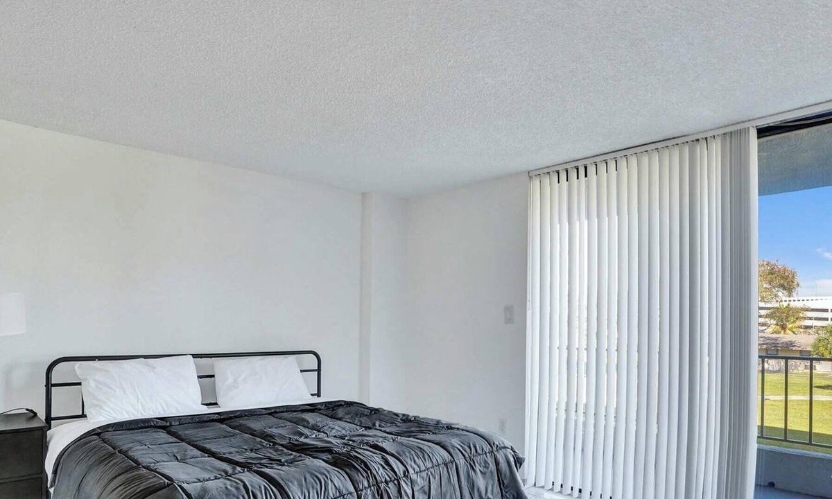 Golden Glades Apartment | Park Towers Studio Near Hard Rock Stadium