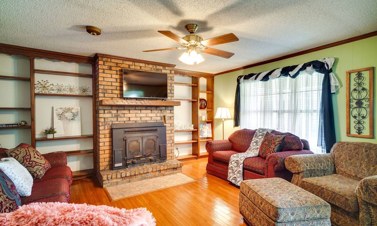 Lake Charles House | Patio & Grill! Charming 'Lake Charles Landing Pad'