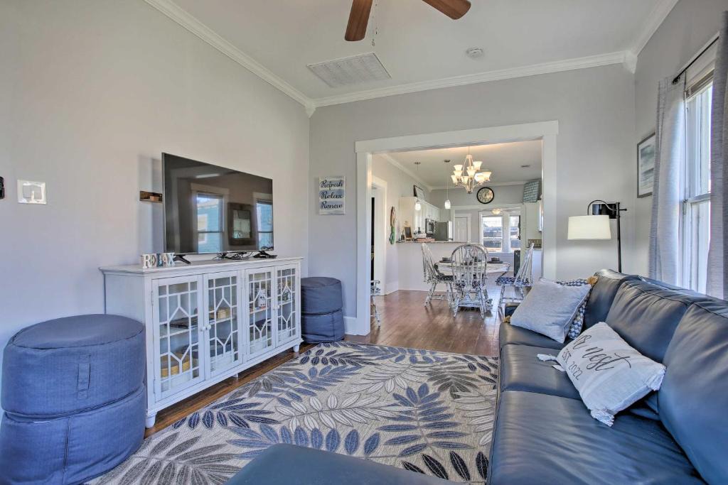 Galveston House | Patio & Pergola! Modern Cottage Near Seawall