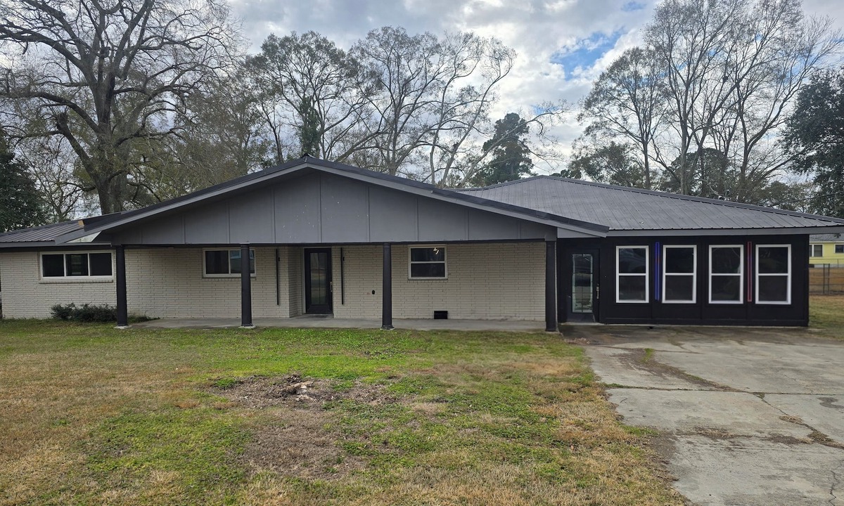 Jennings House | Peaceful 3-bedroom house with AC in charming Jennings