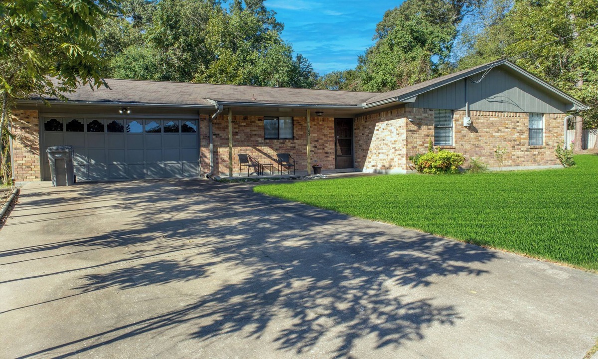 Lufkin House | Peaceful and centrally-located 3 bedroom 2 bath home in the heart of Lufkin, TX.
