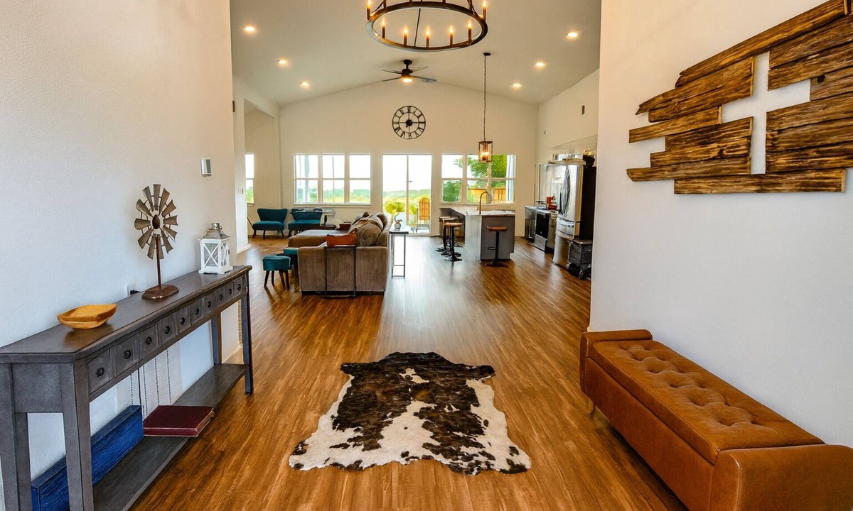 Eureka House | Peaceful lakefront retreat on Richland Chambers Lake! 🌅 Enjoy breathtaking views, games galore, a cozy firepit under the stars, a telescope for stargazing 🔭, a popcorn machine for movie nights 🍿, and plenty of space to relax on a private 4.3-acre