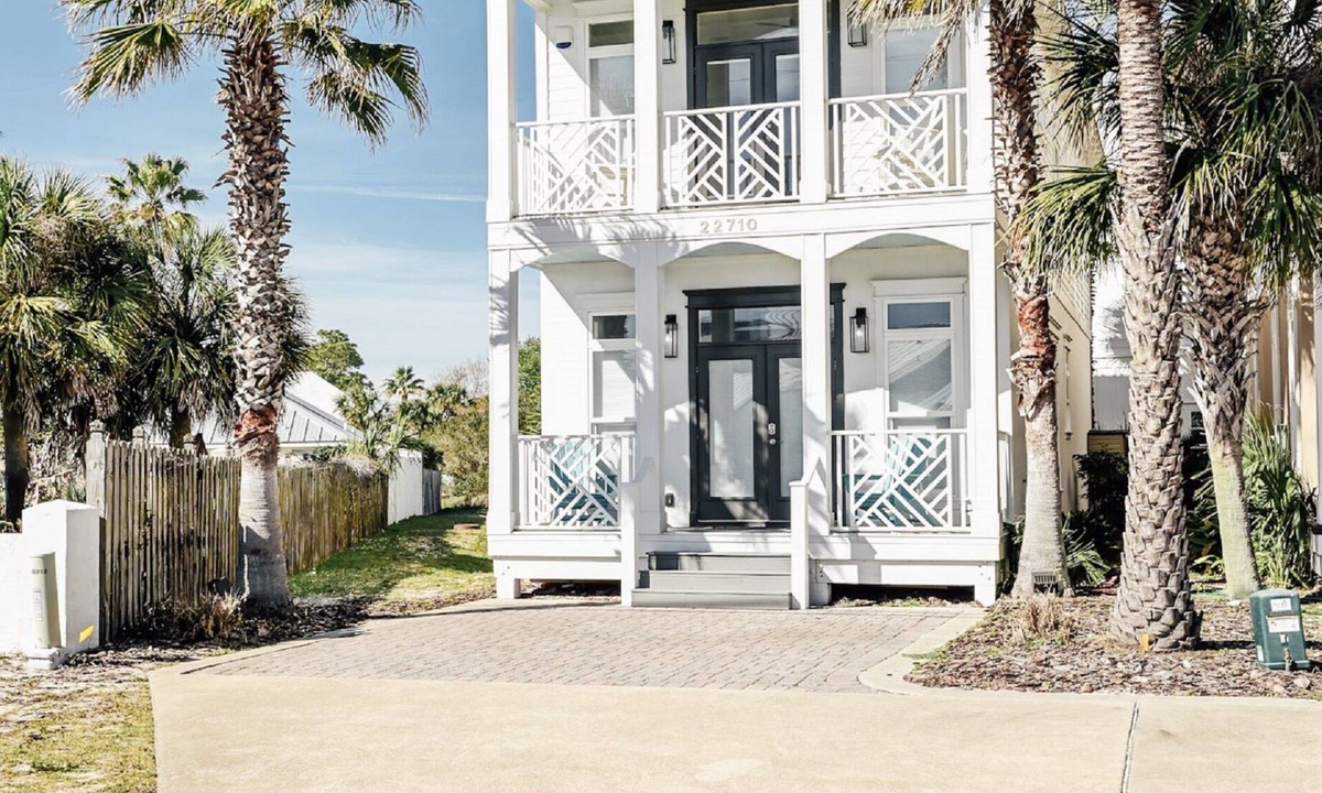 Inlet Beach Heights House | Peach on the Beach. 4 Br home. 15 steps from the beach!