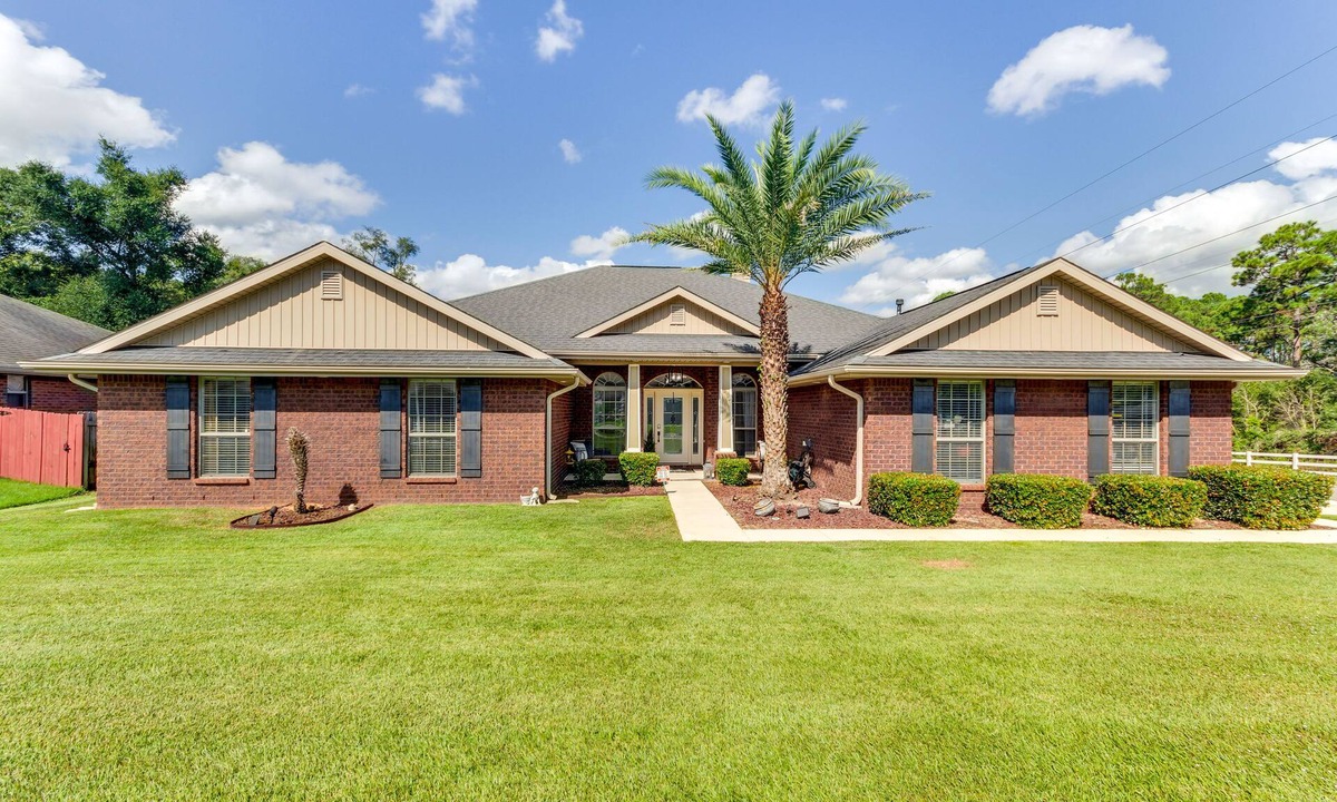 Brent House | Pensacola Home w/Private Lanai, 9 Mi to Downtown!
