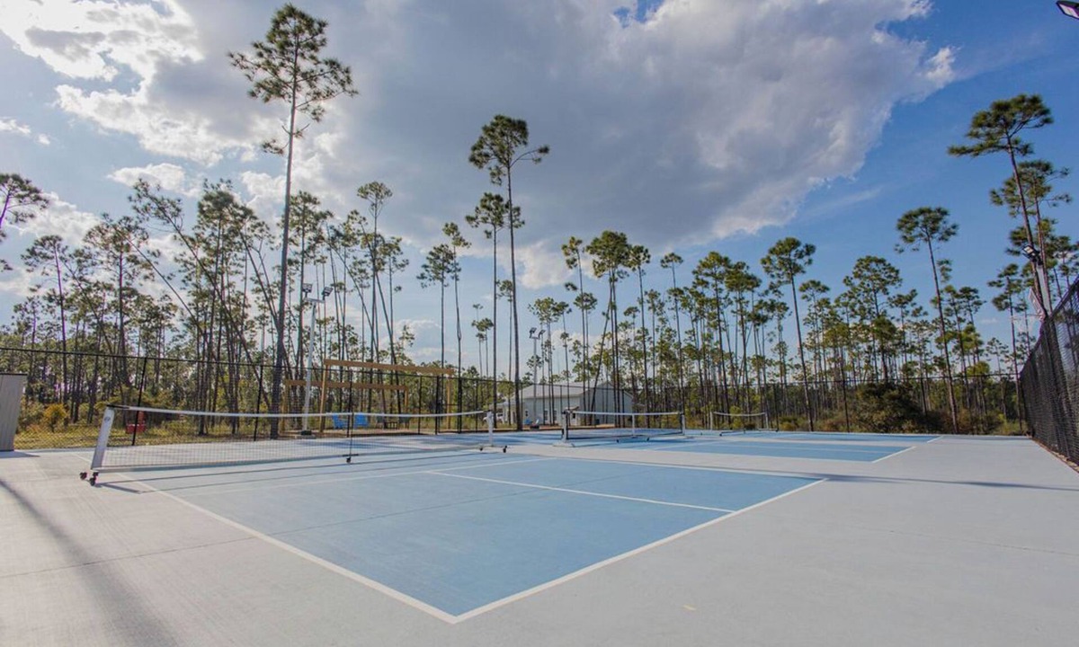 Thomas Drive House | Perfect 2-bedroom tiny house with pickleball courts in Panama City.