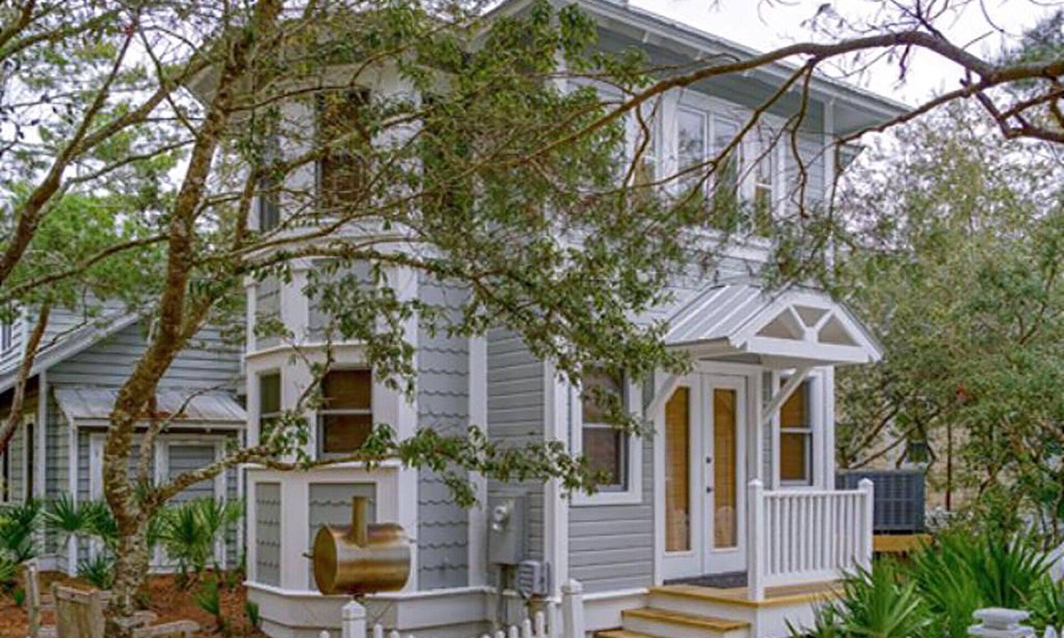 Seaside House | PERFECT FOR A COUPLE'S GETAWAYS! 2 MINUTE WALK TO POOL & BEACH