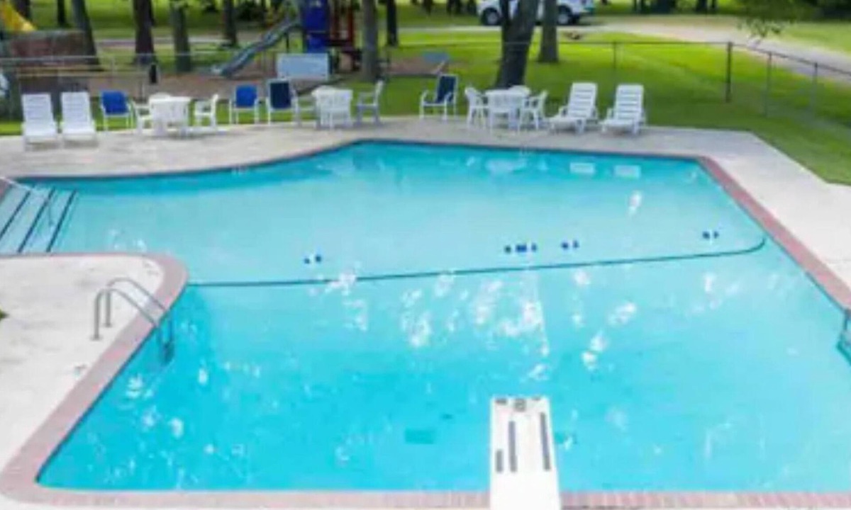 Enchanted Oaks House | Perfect lake escape with friends and family - activities and easy lake access!