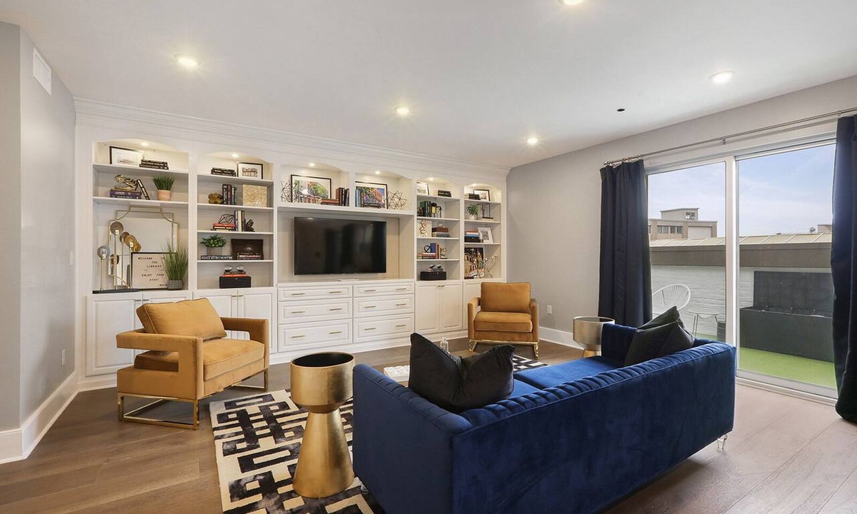 Central Business District Apartment | ⛳️ PERFECT PENTHOUSE! Downtown, Secluded Terrace PUTT-PUTT, PING PONG, OUTDOOR CHESS+CHECKERS!