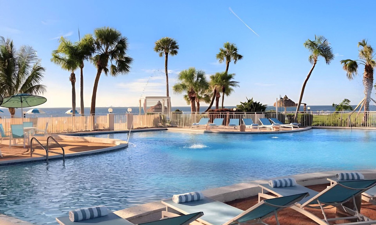Pinellas Point Hotel | Perfect St. Pete's Stay - Exclusive Cabanas, Outdoor Pool & Attractions Nearby