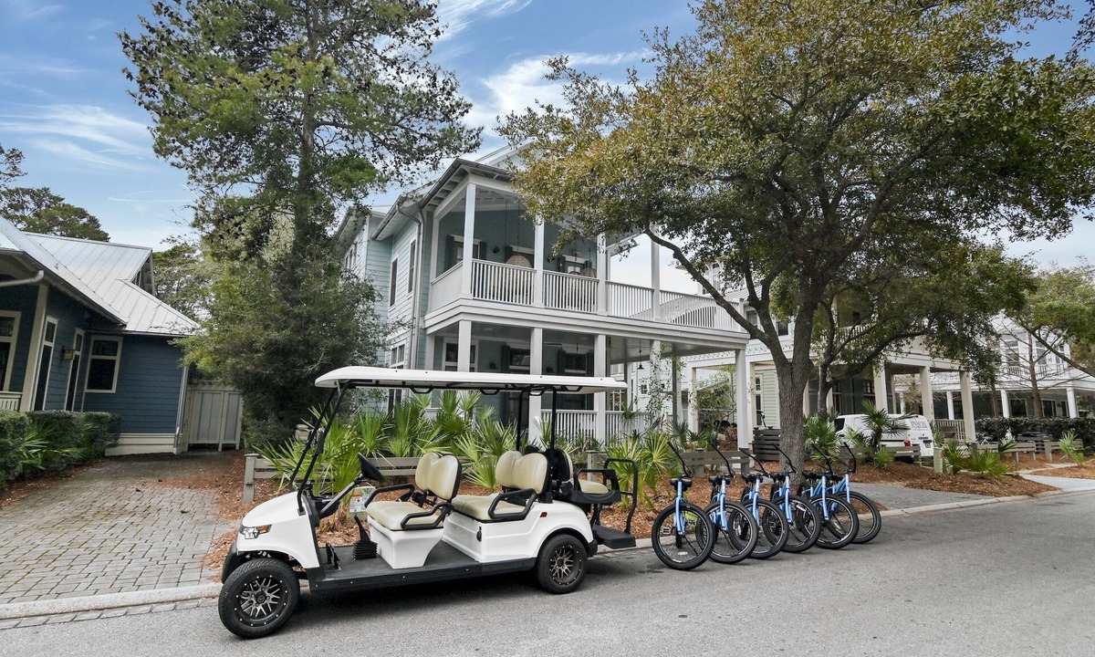 Watercolor House | Pet Friendly! 6 Seater Golf Cart, 6 bikes! Next to Waterpark & Beach!