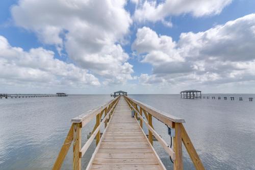 Lakeview  Jefferson County House | Pet-Friendly Port Arthur Retreat w/Fishing Pier!