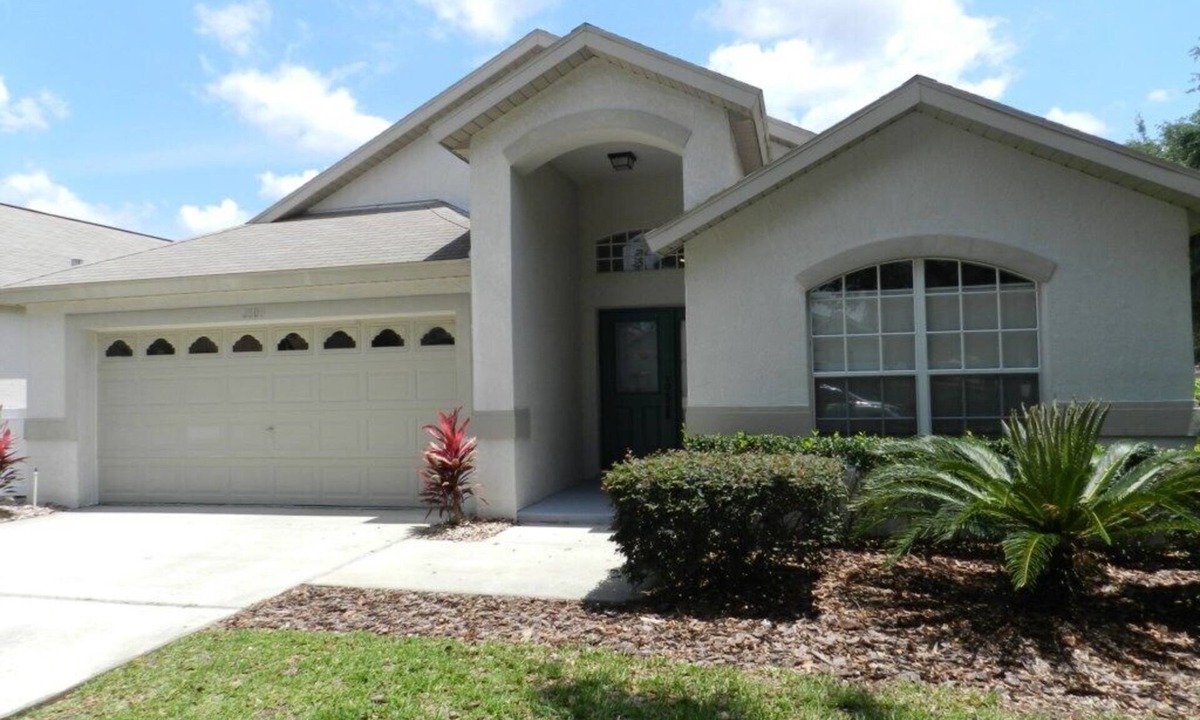 Orange Tree House | Pet Friendly - Spacious corner lot with privacy hedges. Country, cozy feel minutes from the theme parks!