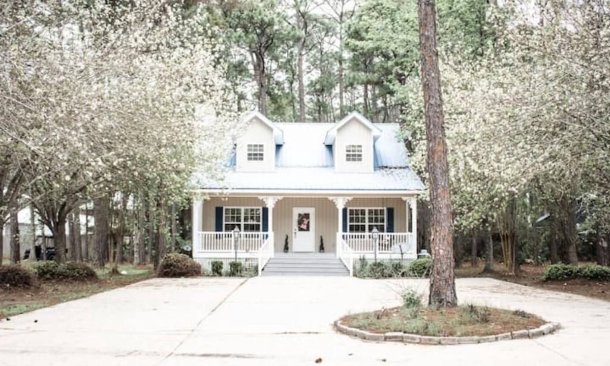 Dauphin Island House | Pet Friendly Tranquil Cottage with Fire-Pit & Hot-Tub MINUTES from beaches.