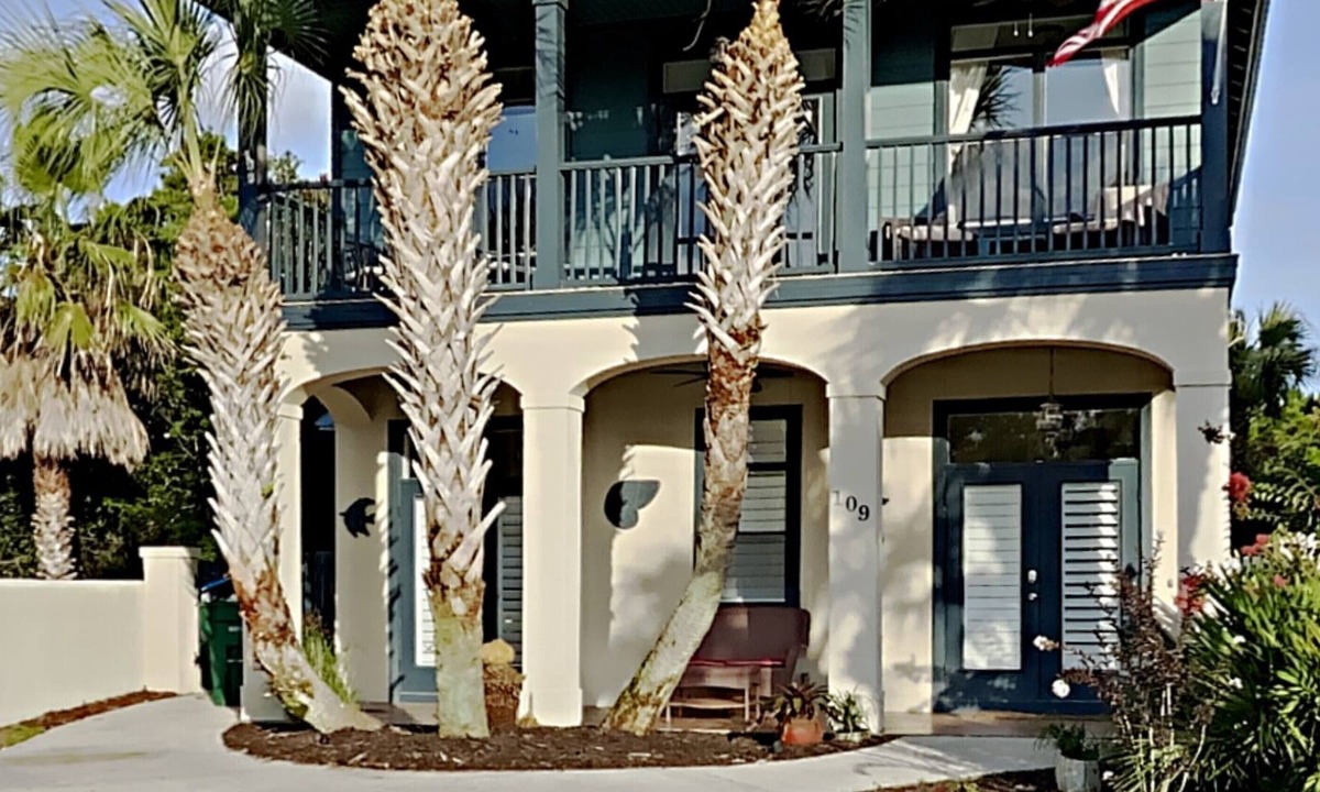 Summer Breeze House | PET FRIENDLY! PRIVATE HOT TUB! Up to 13 Guests! Minutes to Pier Park and 30A!