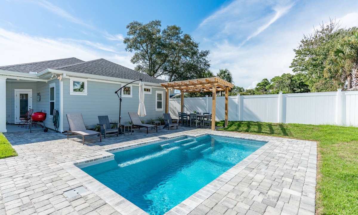 Sunnyside House | Pet Friendly w/Fenced Backyard, Pool & Beach + Free Attraction Tickets!