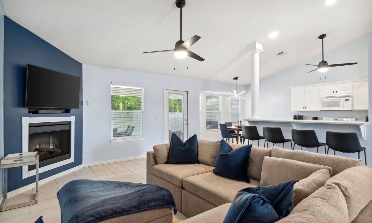 Thomas Drive House | Pet Friendly, great outdoor space & spacious