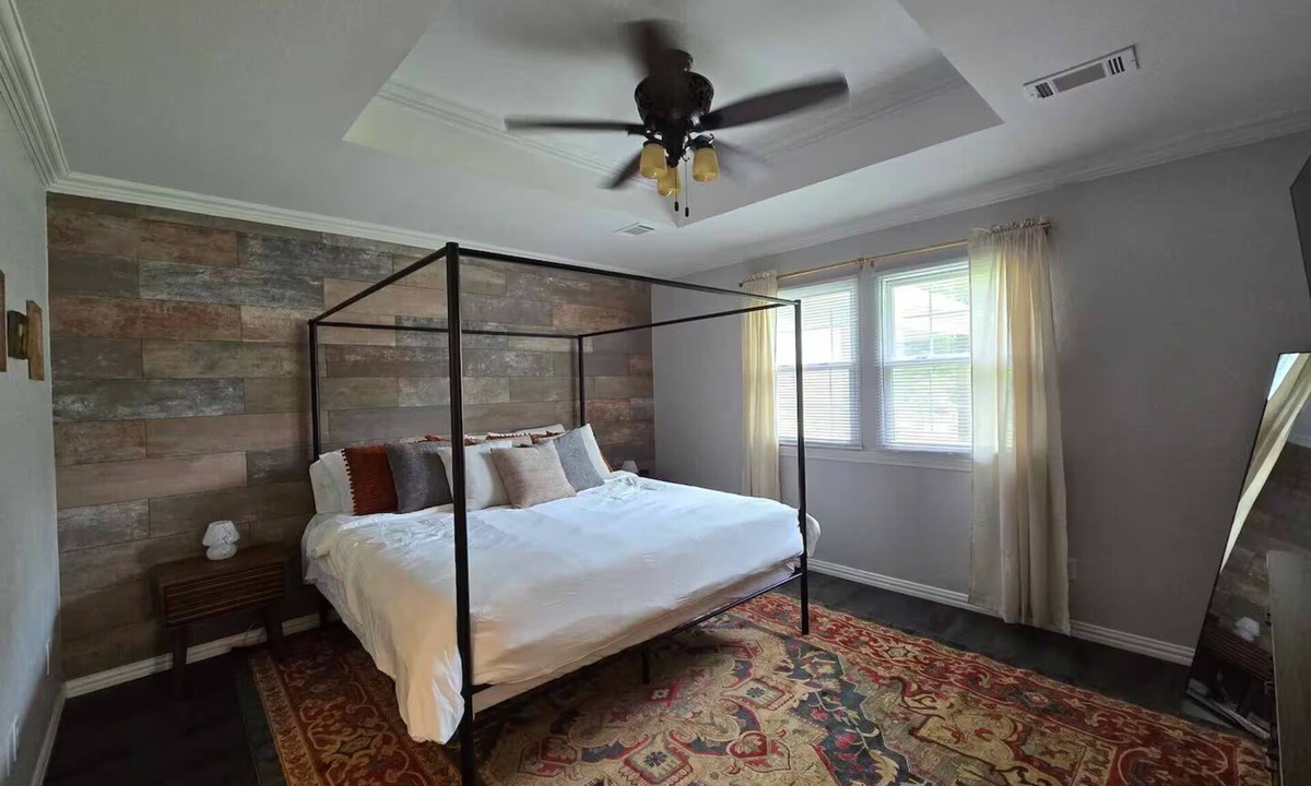 Calera House | Pet Paradise on Main: Fenced Yard Included!