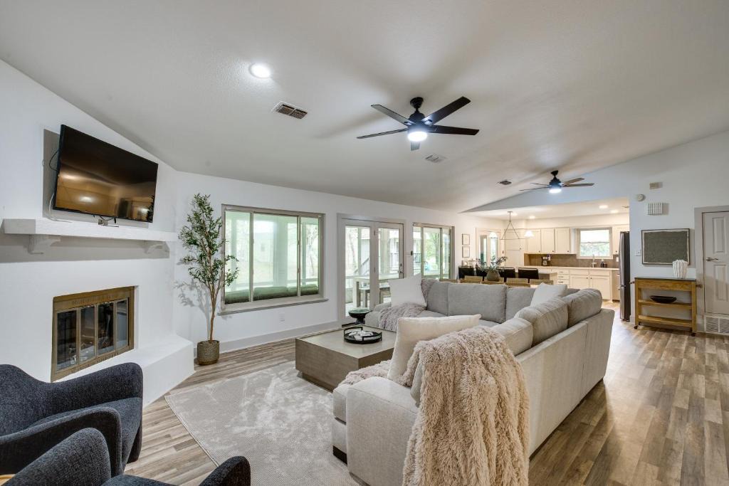 Kemp House | Pickleball/Sport Court: Spacious Kemp Home!