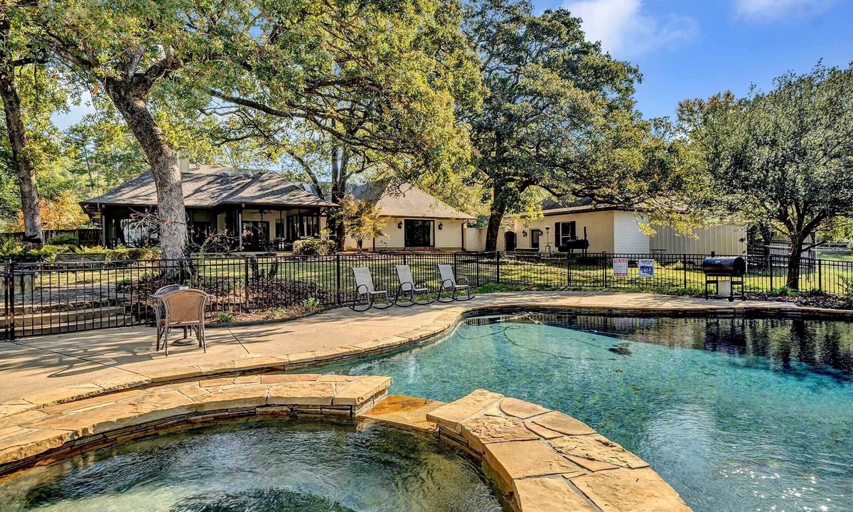 Tyler House | Piece of Paradise: Pool, Hot-Tub, Pickleball, 2-Acre, Pond, Privacy