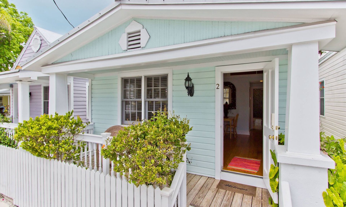 Old Town Cottage | PINEAPPLE COTTAGE ~ Adorable, Updated Old Town Cottage w/Shared Heated Pool!