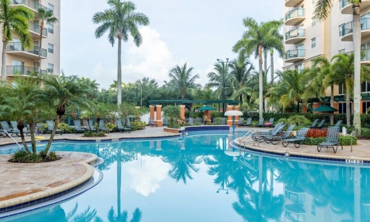 Survey Creek Condo | Pompano Beach | Family Golf Vacation | Pool + Golf | 2BR
