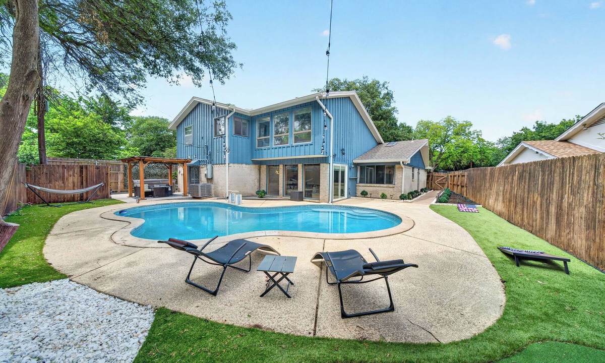 Irving House | Pool, Hot Tub, Mini golf & 2 Game Rooms Retreat Near AT&T And Six Flags